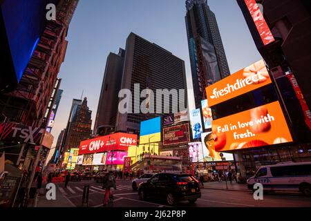 Abenddämmerung am Times Square, Midtown Manhattan, New York USA Stockfoto