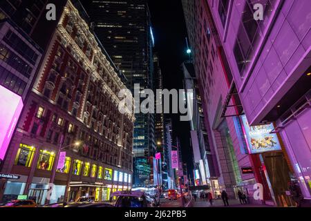 Nachtstunden auf der 42. St, Midtown Manhattan, New York, USA Stockfoto