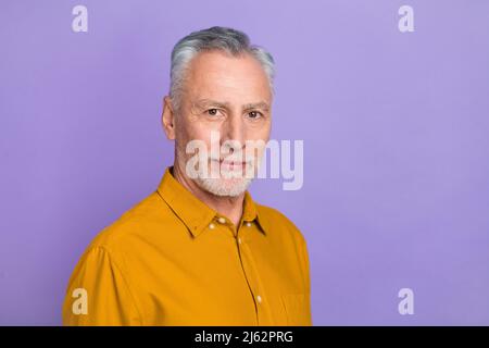 Foto von Struct Holder grau Frisur Mann tragen gelbes Hemd isoliert auf violettem Hintergrund Stockfoto