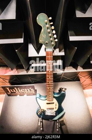 Kurt Cobain's 1969 Fender Mustang Competition Lake Placid Blue Finish E-Gitarre, die er in dem Video für Nirvanas Gerüche wie Teen Spirit verwendete, das im Hard Rock Cafe, London, ausgestellt wurde, bevor sie zur Auktion anläuft, mit einer Schätzung von 600.000 - 800, 000 US-Dollar bei der dreitägigen Auktion Julien's Auctions Music Icons in New York, die am 20. Mai beginnt. Bilddatum: Mittwoch, 27. April 2022. Stockfoto