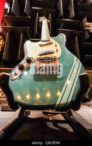 Kurt Cobain's 1969 Fender Mustang Competition Lake Placid Blue Finish E-Gitarre, die er in dem Video für Nirvanas Gerüche wie Teen Spirit verwendete, das im Hard Rock Cafe, London, ausgestellt wurde, bevor sie zur Auktion anläuft, mit einer Schätzung von 600.000 - 800, 000 US-Dollar bei der dreitägigen Auktion Julien's Auctions Music Icons in New York, die am 20. Mai beginnt. Bilddatum: Mittwoch, 27. April 2022. Stockfoto