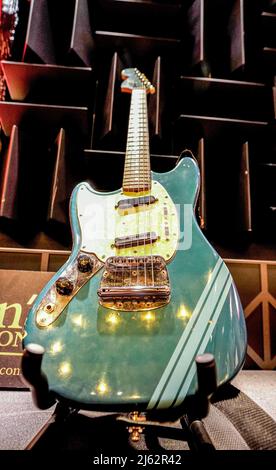 Kurt Cobain's 1969 Fender Mustang Competition Lake Placid Blue Finish E-Gitarre, die er in dem Video für Nirvanas Gerüche wie Teen Spirit verwendete, das im Hard Rock Cafe, London, ausgestellt wurde, bevor sie zur Auktion anläuft, mit einer Schätzung von 600.000 - 800, 000 US-Dollar bei der dreitägigen Auktion Julien's Auctions Music Icons in New York, die am 20. Mai beginnt. Bilddatum: Mittwoch, 27. April 2022. Stockfoto