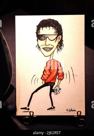 Kurt Cobains Originalkunstwerk von Michael Jackson, der eine rote Jacke, einen weißen Handschuh und eine Sonnenbrille trägt und Cobains Unterschrift in der unteren rechten Ecke trägt, das im Hard Rock Cafe, London, ausgestellt wird, bevor es zur Auktion geht, mit einem begleitenden nicht-fungiblen Token (NFT), Bei einer Schätzung von 40.000 - 60.000 US-Dollar bei der dreitägigen Auktion Julien's Auctions Music Icons in New York, die am 20. Mai beginnt. Bilddatum: Mittwoch, 27. April 2022. Stockfoto