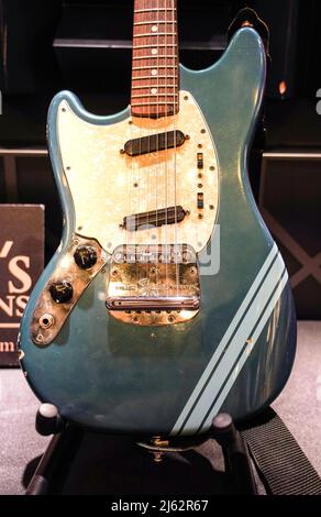 Kurt Cobain's 1969 Fender Mustang Competition Lake Placid Blue Finish E-Gitarre, die er in dem Video für Nirvanas Gerüche wie Teen Spirit verwendete, das im Hard Rock Cafe, London, ausgestellt wurde, bevor sie zur Auktion anläuft, mit einer Schätzung von 600.000 - 800, 000 US-Dollar bei der dreitägigen Auktion Julien's Auctions Music Icons in New York, die am 20. Mai beginnt. Bilddatum: Mittwoch, 27. April 2022. Stockfoto