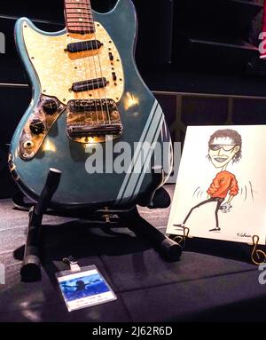 Kurt Cobain's Originalkunstwerk von Michael Jackson in einer roten Jacke, einem einzigen weißen Handschuh und einer Sonnenbrille, Und mit Cobain's Unterschrift in der unteren rechten Ecke, die im Hard Rock Cafe, London, ausgestellt wird, bevor es zur Auktion geht, mit einem begleitenden nicht-fungible Token (NFT), zu einer Schätzung von 40.000 - 60.000 US-Dollar. Kurt Cobains persönlicher Zugangsausweis für die Nirvana in utero-Konzerttournee 1993, der im Hard Rock Cafe, London, ausgestellt wird, bevor er für eine Schätzung von 1.000 - 2.000 US-Dollar zur Auktion geht, Kurt Cobains Fender Mustang Competition La aus dem Jahr 1969 Stockfoto