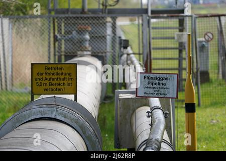 22. April 2022, Schleswig-Holstein, Brunsbüttel: Blick auf eine Flüssiggasleitung am Gasterminal Nordsee. Der Kieler landtag hat in Brunsbüttel eine Beschleunigung des Baus eines Flüssig-Erdgas-Terminals eingeleitet. Vor dem Hintergrund des russischen Krieges gegen die Ukraine soll der LNG-Terminal dazu beitragen, die Abhängigkeit von Gasimporten aus Russland zu verringern. (Zur dpa 'landtag beschleunigt den Terminalbau für Erdgas in Brunsbüttel') Foto: Marcus Brandt/dpa Stockfoto