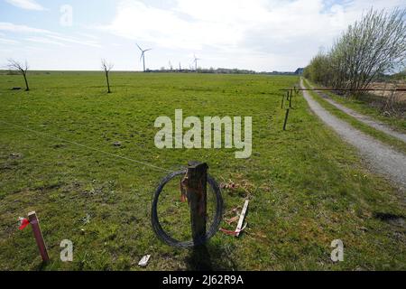 22. April 2022, Schleswig-Holstein, Brunsbüttel: Blick auf die Wiese, auf der ein LNG-Terminal errichtet werden soll. Der Kieler landtag hat in Brunsbüttel eine Beschleunigung des Baus eines Flüssig-Erdgas-Terminals eingeleitet. Vor dem Hintergrund des russischen Krieges gegen die Ukraine soll der LNG-Terminal dazu beitragen, die Abhängigkeit von Gasimporten aus Russland zu verringern. (Zur dpa 'landtag beschleunigt den Terminalbau für Erdgas in Brunsbüttel') Foto: Marcus Brandt/dpa Stockfoto