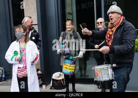 Drax AGM, 200 Aldersgate St, London, Großbritannien. 27. April 2022. Protest gegen Drax 'Stoppt das Brennen von Bäumen'. Klimawandel vs. Fossile Brennstoffe kann die Menschheit auch ohne fossile Brennstoffe dem Leben entkommen, ist die Katastrophe der Natur. Tatsächlich haben wir vernachlässigt, dass der Krieg mehr Menschen absichtlich getötet und Menschen für Ressourcen geschlachtet hat als die Katastrophe des Klimawandels in der Natur. Das Vereinigte Königreich, der Westen als Ganzes, behauptet, die Welt im Kampf gegen den Klimawandel an der Spitze zu stehen. Sie sind der größte Zerstörer der Menschheit und der Erde. Kredit: Picture Capital/Alamy Live Nachrichten Stockfoto