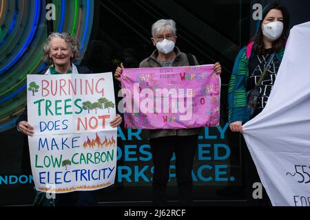 Drax AGM, 200 Aldersgate St, London, Großbritannien. 27. April 2022. Protest gegen Drax 'Stoppt das Brennen von Bäumen'. Klimawandel vs. Fossile Brennstoffe kann die Menschheit auch ohne fossile Brennstoffe dem Leben entkommen, ist die Katastrophe der Natur. Tatsächlich haben wir vernachlässigt, dass der Krieg mehr Menschen absichtlich getötet und Menschen für Ressourcen geschlachtet hat als die Katastrophe des Klimawandels in der Natur. Das Vereinigte Königreich, der Westen als Ganzes, behauptet, die Welt im Kampf gegen den Klimawandel an der Spitze zu stehen. Sie sind der größte Zerstörer der Menschheit und der Erde. Kredit: Picture Capital/Alamy Live Nachrichten Stockfoto