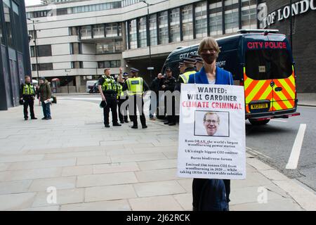 Drax AGM, 200 Aldersgate St, London, Großbritannien. 27. April 2022. Protest gegen Drax 'Stoppt das Brennen von Bäumen'. Klimawandel vs. Fossile Brennstoffe kann die Menschheit auch ohne fossile Brennstoffe dem Leben entkommen, ist die Katastrophe der Natur. Tatsächlich haben wir vernachlässigt, dass der Krieg mehr Menschen absichtlich getötet und Menschen für Ressourcen geschlachtet hat als die Katastrophe des Klimawandels in der Natur. Das Vereinigte Königreich, der Westen als Ganzes, behauptet, die Welt im Kampf gegen den Klimawandel an der Spitze zu stehen. Sie sind der größte Zerstörer der Menschheit und der Erde. Kredit: Picture Capital/Alamy Live Nachrichten Stockfoto