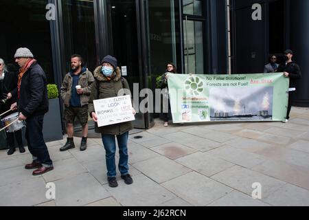 Drax AGM, 200 Aldersgate St, London, Großbritannien. 27. April 2022. Protest gegen Drax 'Stoppt das Brennen von Bäumen'. Klimawandel vs. Fossile Brennstoffe kann die Menschheit auch ohne fossile Brennstoffe dem Leben entkommen, ist die Katastrophe der Natur. Tatsächlich haben wir vernachlässigt, dass der Krieg mehr Menschen absichtlich getötet und Menschen für Ressourcen geschlachtet hat als die Katastrophe des Klimawandels in der Natur. Das Vereinigte Königreich, der Westen als Ganzes, behauptet, die Welt im Kampf gegen den Klimawandel an der Spitze zu stehen. Sie sind der größte Zerstörer der Menschheit und der Erde. Kredit: Picture Capital/Alamy Live Nachrichten Stockfoto