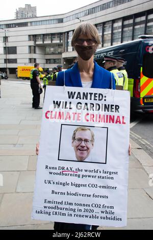 Drax AGM, 200 Aldersgate St, London, Großbritannien. 27. April 2022. Protest gegen Drax 'Stoppt das Brennen von Bäumen'. Klimawandel vs. Fossile Brennstoffe kann die Menschheit auch ohne fossile Brennstoffe dem Leben entkommen, ist die Katastrophe der Natur. Tatsächlich haben wir vernachlässigt, dass der Krieg mehr Menschen absichtlich getötet und Menschen für Ressourcen geschlachtet hat als die Katastrophe des Klimawandels in der Natur. Das Vereinigte Königreich, der Westen als Ganzes, behauptet, die Welt im Kampf gegen den Klimawandel an der Spitze zu stehen. Sie sind der größte Zerstörer der Menschheit und der Erde. Kredit: Picture Capital/Alamy Live Nachrichten Stockfoto