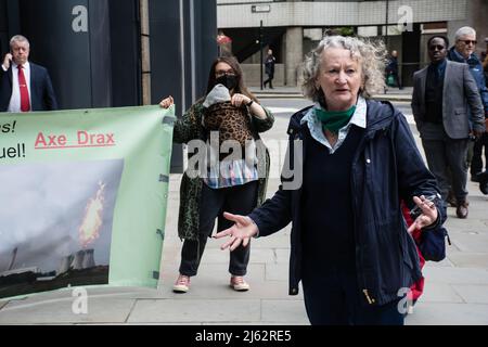 Drax AGM, 200 Aldersgate St, London, Großbritannien. 27. April 2022. Protest gegen Drax 'Stoppt das Brennen von Bäumen'. Klimawandel vs. Fossile Brennstoffe kann die Menschheit auch ohne fossile Brennstoffe dem Leben entkommen, ist die Katastrophe der Natur. Tatsächlich haben wir vernachlässigt, dass der Krieg mehr Menschen absichtlich getötet und Menschen für Ressourcen geschlachtet hat als die Katastrophe des Klimawandels in der Natur. Das Vereinigte Königreich, der Westen als Ganzes, behauptet, die Welt im Kampf gegen den Klimawandel an der Spitze zu stehen. Sie sind der größte Zerstörer der Menschheit und der Erde. Kredit: Picture Capital/Alamy Live Nachrichten Stockfoto