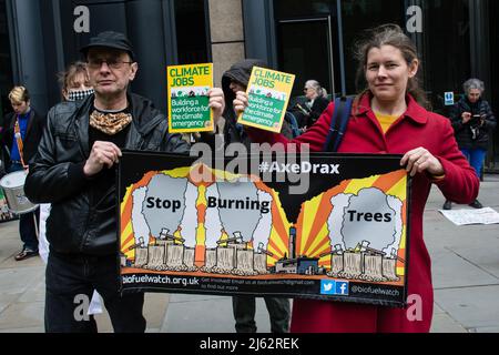 Drax AGM, 200 Aldersgate St, London, Großbritannien. 27. April 2022. Protest gegen Drax 'Stoppt das Brennen von Bäumen'. Klimawandel vs. Fossile Brennstoffe kann die Menschheit auch ohne fossile Brennstoffe dem Leben entkommen, ist die Katastrophe der Natur. Tatsächlich haben wir vernachlässigt, dass der Krieg mehr Menschen absichtlich getötet und Menschen für Ressourcen geschlachtet hat als die Katastrophe des Klimawandels in der Natur. Das Vereinigte Königreich, der Westen als Ganzes, behauptet, die Welt im Kampf gegen den Klimawandel an der Spitze zu stehen. Sie sind der größte Zerstörer der Menschheit und der Erde. Kredit: Picture Capital/Alamy Live Nachrichten Stockfoto