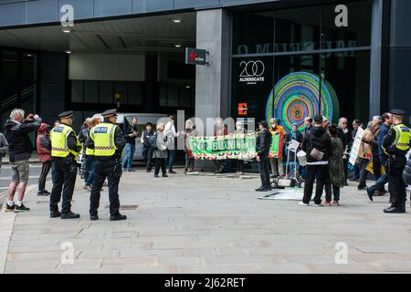 Drax AGM, 200 Aldersgate St, London, Großbritannien. 27. April 2022. Protest gegen Drax 'Stoppt das Brennen von Bäumen'. Klimawandel vs. Fossile Brennstoffe kann die Menschheit auch ohne fossile Brennstoffe dem Leben entkommen, ist die Katastrophe der Natur. Tatsächlich haben wir vernachlässigt, dass der Krieg mehr Menschen absichtlich getötet und Menschen für Ressourcen geschlachtet hat als die Katastrophe des Klimawandels in der Natur. Das Vereinigte Königreich, der Westen als Ganzes, behauptet, die Welt im Kampf gegen den Klimawandel an der Spitze zu stehen. Sie sind der größte Zerstörer der Menschheit und der Erde. Kredit: Picture Capital/Alamy Live Nachrichten Stockfoto