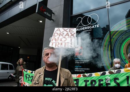 Drax AGM, 200 Aldersgate St, London, Großbritannien. 27. April 2022. Protest gegen Drax 'Stoppt das Brennen von Bäumen'. Klimawandel vs. Fossile Brennstoffe kann die Menschheit auch ohne fossile Brennstoffe dem Leben entkommen, ist die Katastrophe der Natur. Tatsächlich haben wir vernachlässigt, dass der Krieg mehr Menschen absichtlich getötet und Menschen für Ressourcen geschlachtet hat als die Katastrophe des Klimawandels in der Natur. Das Vereinigte Königreich, der Westen als Ganzes, behauptet, die Welt im Kampf gegen den Klimawandel an der Spitze zu stehen. Sie sind der größte Zerstörer der Menschheit und der Erde. Kredit: Picture Capital/Alamy Live Nachrichten Stockfoto