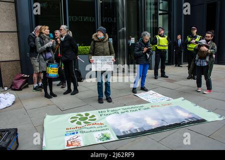 Drax AGM, 200 Aldersgate St, London, Großbritannien. 27. April 2022. Protest gegen Drax 'Stoppt das Brennen von Bäumen'. Klimawandel vs. Fossile Brennstoffe kann die Menschheit auch ohne fossile Brennstoffe dem Leben entkommen, ist die Katastrophe der Natur. Tatsächlich haben wir vernachlässigt, dass der Krieg mehr Menschen absichtlich getötet und Menschen für Ressourcen geschlachtet hat als die Katastrophe des Klimawandels in der Natur. Das Vereinigte Königreich, der Westen als Ganzes, behauptet, die Welt im Kampf gegen den Klimawandel an der Spitze zu stehen. Sie sind der größte Zerstörer der Menschheit und der Erde. Kredit: Picture Capital/Alamy Live Nachrichten Stockfoto