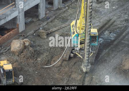 Der Bauprozess eines Wohnkomplexes. Viele Hochhäuser vor dem Hintergrund von Neubauten Stockfoto