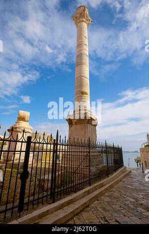 Beeindruckende römische Säulen, ein altes architektonisches Wunder erhalten Brindisi, Apulien (Apulien), Italien. Es stellt den Punkt dar, an dem die Via Appia Straße Stockfoto