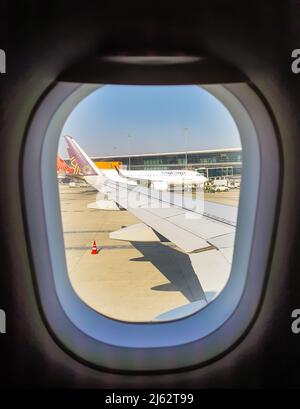 Flugzeuge, die am Flughafen durch das Fenster am Morgen aus einem flachen Winkel geparkt werden, werden am igi-Flughafen New delhi india am 05 2022. März aufgenommen. Stockfoto