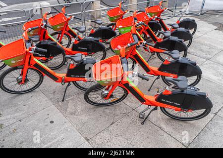 27. April 2022. Uber Lime Elektrofahrräder werden außerhalb des Parlaments in Westminster, London, Großbritannien, zur Miete geparkt Stockfoto