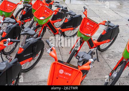 27. April 2022. Uber Lime Elektrofahrräder werden außerhalb des Parlaments in Westminster, London, Großbritannien, zur Miete geparkt Stockfoto