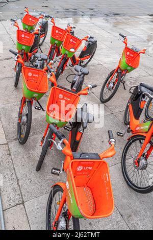 27. April 2022. Uber Lime Elektrofahrräder werden außerhalb des Parlaments in Westminster, London, Großbritannien, zur Miete geparkt Stockfoto