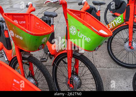 27. April 2022. Uber Lime Elektrofahrräder werden außerhalb des Parlaments in Westminster, London, Großbritannien, zur Miete geparkt Stockfoto