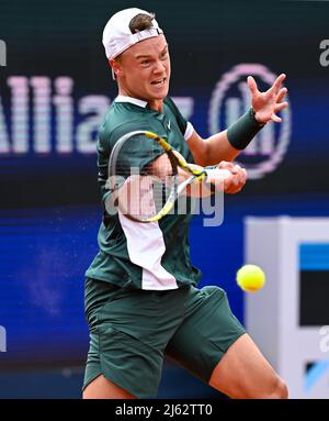München, Deutschland. 27. April 2022. Tennis: ATP Tour - München, Singles, Herren, 16. Runde Zverev (Deutschland) - Rune (Dänemark). Holger Vitus Nodskov Rune in Aktion. Quelle: Sven Hoppe/dpa/Alamy Live News Stockfoto