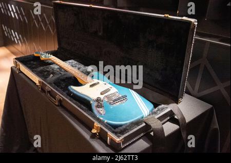 VEREINIGTES KÖNIGREICH. 27. April 2022. Pressevorschau von Kurt Cobain's ikonischem Musikvideo „Smells Like Teen Spirit“ 1969 Fender Mustang E-Gitarre mit einer Anfangsschätzung von $600.000 bis $800.000 und anderen Musik-Memorabilien im Hard Rock Cafe in Piccadilly, London, am 27. April 2022. Die Auktion findet im Rahmen einer dreitägigen Veranstaltung statt, die zwischen dem 20. Und 22. Mai 2022 im New Yorker Time Square Hard Rock Cafe stattfindet. (Foto: Claire Doherty/Sipa USA) Quelle: SIPA USA/Alamy Live News Stockfoto