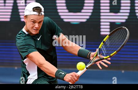 München, Deutschland. 27. April 2022. Tennis: ATP Tour - München, Singles, Herren, 16. Runde Zverev (Deutschland) - Rune (Dänemark). Holger Vitus Nodskov Rune in Aktion. Quelle: Sven Hoppe/dpa/Alamy Live News Stockfoto