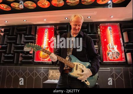 VEREINIGTES KÖNIGREICH. 27. April 2022. Martin Nolan, Executive Director von Julian's Auction, stellt Kurt Cobains ikonisches Musikvideo „Smells Like Teen Spirit“ von 1969 Fender Mustang mit einer Anfangsschätzung von $600.000 bis $800.000 und anderen Musik-Memorabilien am 27. April 2022 im Hard Rock Cafe in Piccadilly in London vor. Die Auktion findet im Rahmen einer dreitägigen Veranstaltung statt, die zwischen dem 20. Und 22. Mai 2022 im New Yorker Time Square Hard Rock Cafe stattfindet. (Foto: Claire Doherty/Sipa USA) Quelle: SIPA USA/Alamy Live News Stockfoto