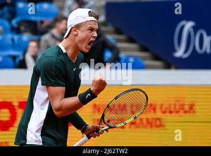 München, Deutschland. 27. April 2022. Tennis: ATP Tour - München, Singles, Herren, 16. Runde Zverev (Deutschland) - Rune (Dänemark). Holger Vitus Nodskov Rune in Aktion. Quelle: Sven Hoppe/dpa/Alamy Live News Stockfoto