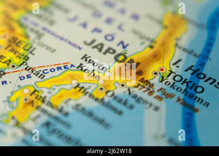 Nahaufnahme der orographischen Karte der japanischen Honshu-Insel und der Stadt Tokio, mit Hinweisen auf Spanisch. Konzept Reisen, Tourismus, Geographie. Unterscheiden Stockfoto