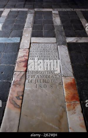 Kapelle der Knochen, Grabstein auf dem Bürgersteig, Evora, Alentejo, Portugal Stockfoto