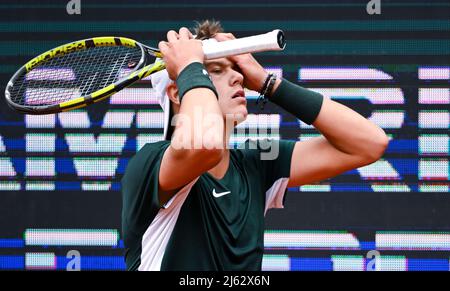 München, Deutschland. 27. April 2022. Tennis: ATP Tour - München, Singles, Herren, 16. Runde Zverev (Deutschland) - Rune (Dänemark). Holger Vitus Nodskov Rune in Aktion. Quelle: Sven Hoppe/dpa/Alamy Live News Stockfoto