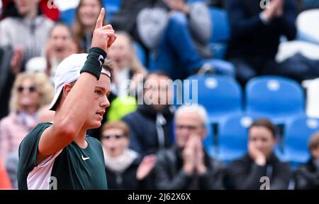 München, Deutschland. 27. April 2022. Tennis: ATP Tour - München, Singles, Herren, 16. Runde Zverev (Deutschland) - Rune (Dänemark). Holger Vitus Nodskov Rune in Aktion. Quelle: Sven Hoppe/dpa/Alamy Live News Stockfoto