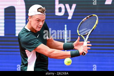 München, Deutschland. 27. April 2022. Tennis: ATP Tour - München, Singles, Herren, 16. Runde Zverev (Deutschland) - Rune (Dänemark). Holger Vitus Nodskov Rune in Aktion. Quelle: Sven Hoppe/dpa/Alamy Live News Stockfoto