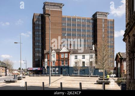 Hanley-Stoke-on-Trent, Staffordshire-Vereinigtes Königreich April 21,2022 das Albion-Haus ist von einem Wohnblock in den Schatten gestellt Hanley-Stadtzentrum Stockfoto