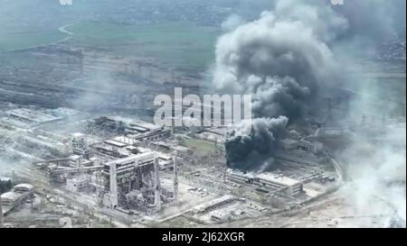 MARIUPOL, Ukrainer. Mitte April 2022 steigt Rauch aus dem Stahlwerk Asowstal unter russischem Bombardement auf. Foto:Stadtrat Mariupol Stockfoto