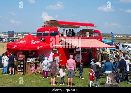 Tiptree Double Decker Bus Verkaufs- und Hospitality-Einheit in Promenade Park, Maldon, Essex, Großbritannien für das Maldon Mud Race. Wilkin & Sons Limited Stockfoto