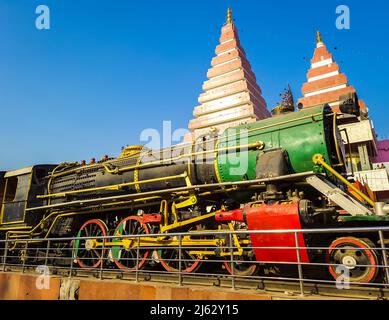 Vintage Dampfeisenbahnmaschine mit Tempel und blauem Himmel Hintergrund am Tag Bild genommen patna College patna bihar indien am 15 2022. April. Stockfoto