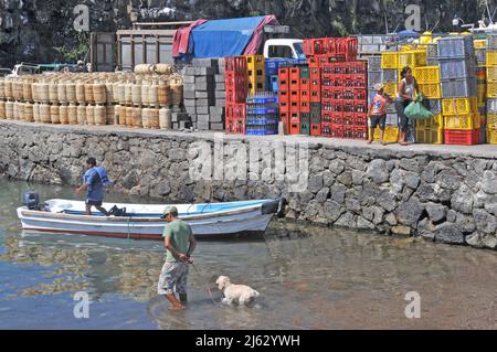 Merchandise auf dem Steg von Puerto Isidro Ayora, Galapagos, Ecuador Stockfoto