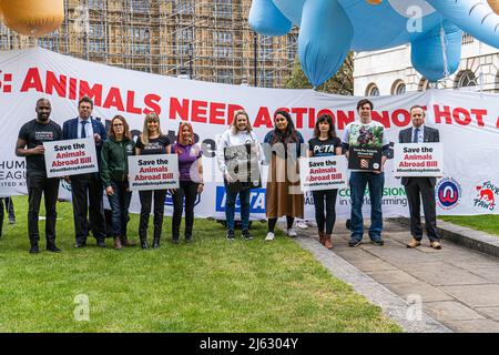 London, 27. April 2022. Ein Protest, der von PETA als Koalition der größten Tierschutzgruppen Großbritanniens organisiert wurde, um die „Tiere nicht verraten“ zu bilden, um die Tiere im Ausland zu retten, die den Import von Jagdtrophäen verbieten, Foie Gras und Tierpelz können aus dem demnächst erscheinenden „Animal Abroad Bill“, der im parlament eingestellt werden soll, fallen gelassen werden. Kredit: amer ghazzal/Alamy Live Nachrichten Stockfoto