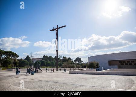 Basilika der Heiligen Dreifaltigkeit mit dem hohen Kreuz in Fatima Portugal Stockfoto