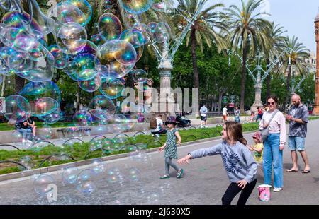 Bubbles und Kinder, Arc de triomf, Barcelona, Spanien Stockfoto