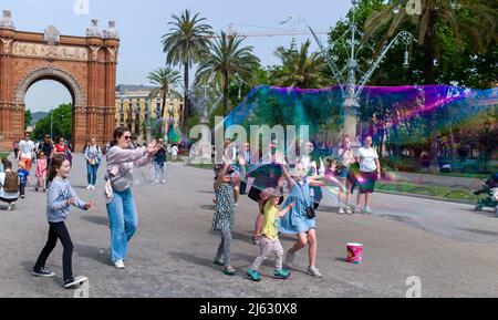 Bubbles und Kinder, Arc de triomf, Barcelona, Spanien Stockfoto