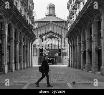 Mann, der vor dem El Born Centre de Cultura i Memòria, Barcelona, Spanien, läuft Stockfoto