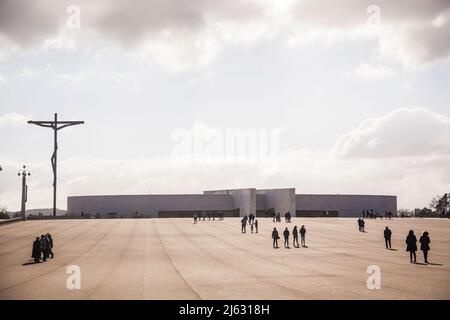 Basilika der Heiligen Dreifaltigkeit mit dem hohen Kreuz in Fatima Portugal Stockfoto