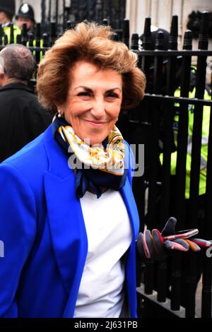 London, Großbritannien, 27. April 2022 Edwina Currie ist eine britische Schriftstellerin, Rundfunkanstalt und ehemalige Politikerin, die von 1983 bis 1997 als Abgeordnete der Konservativen Partei für South Derbyshire vor den Houses of Parliament politisch tätig war. Kredit: JOHNNY ARMSTEAD/ Alamy Live Nachrichten Stockfoto